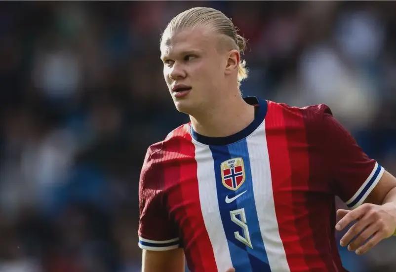 被赠送云达不莱梅印有8号的球衣，克罗斯：这是合同报价吗