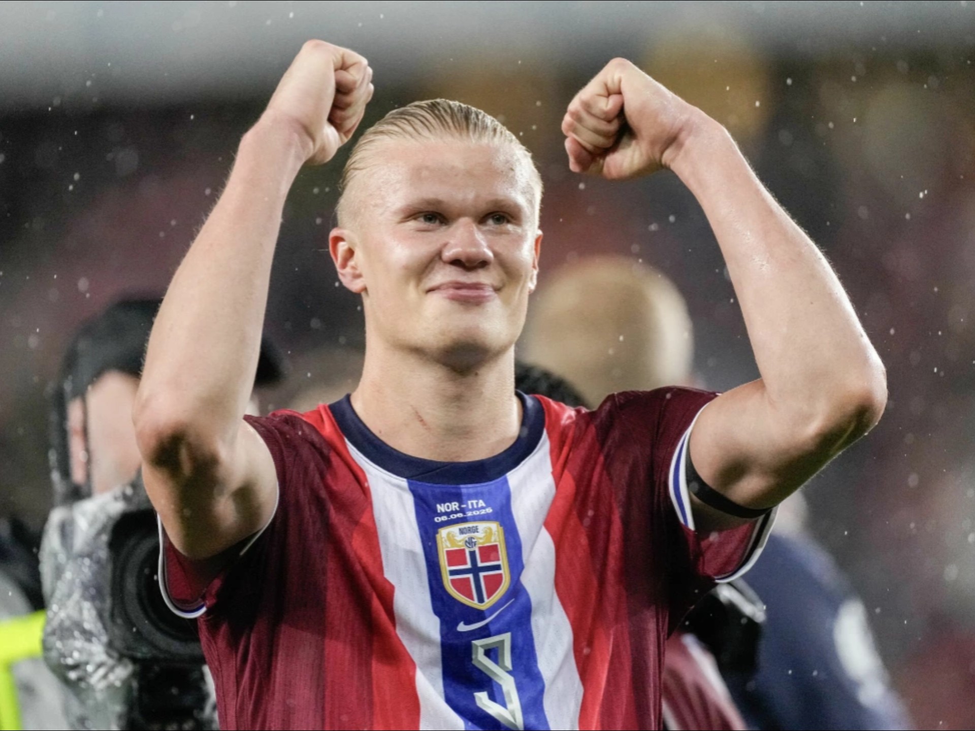 球员任意球助攻被评为赛季最佳配合