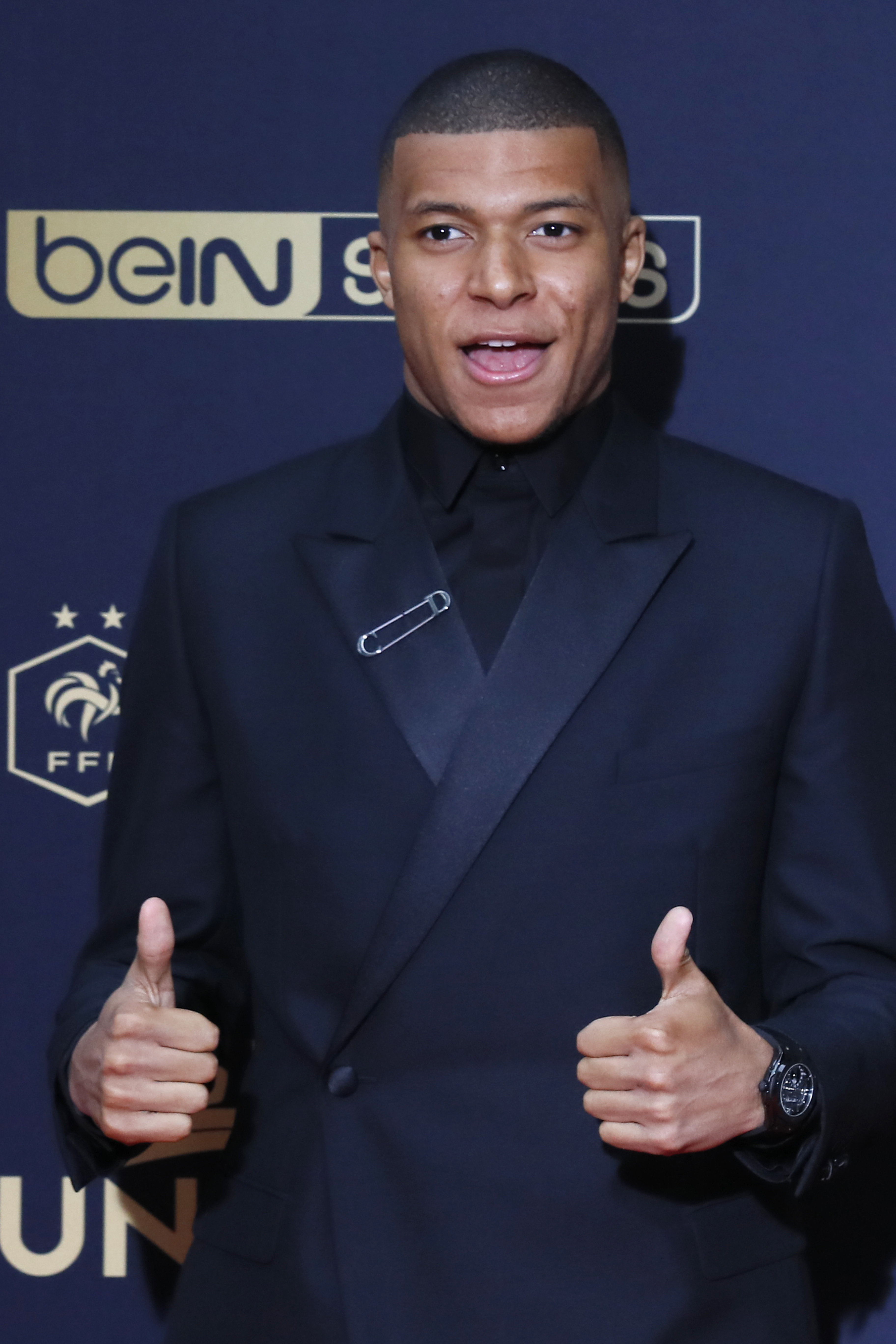 洛杉矶快船负于森林狼，经历逆转五连胜，森林狼展现顽强斗志，快船失误多，火力不足。